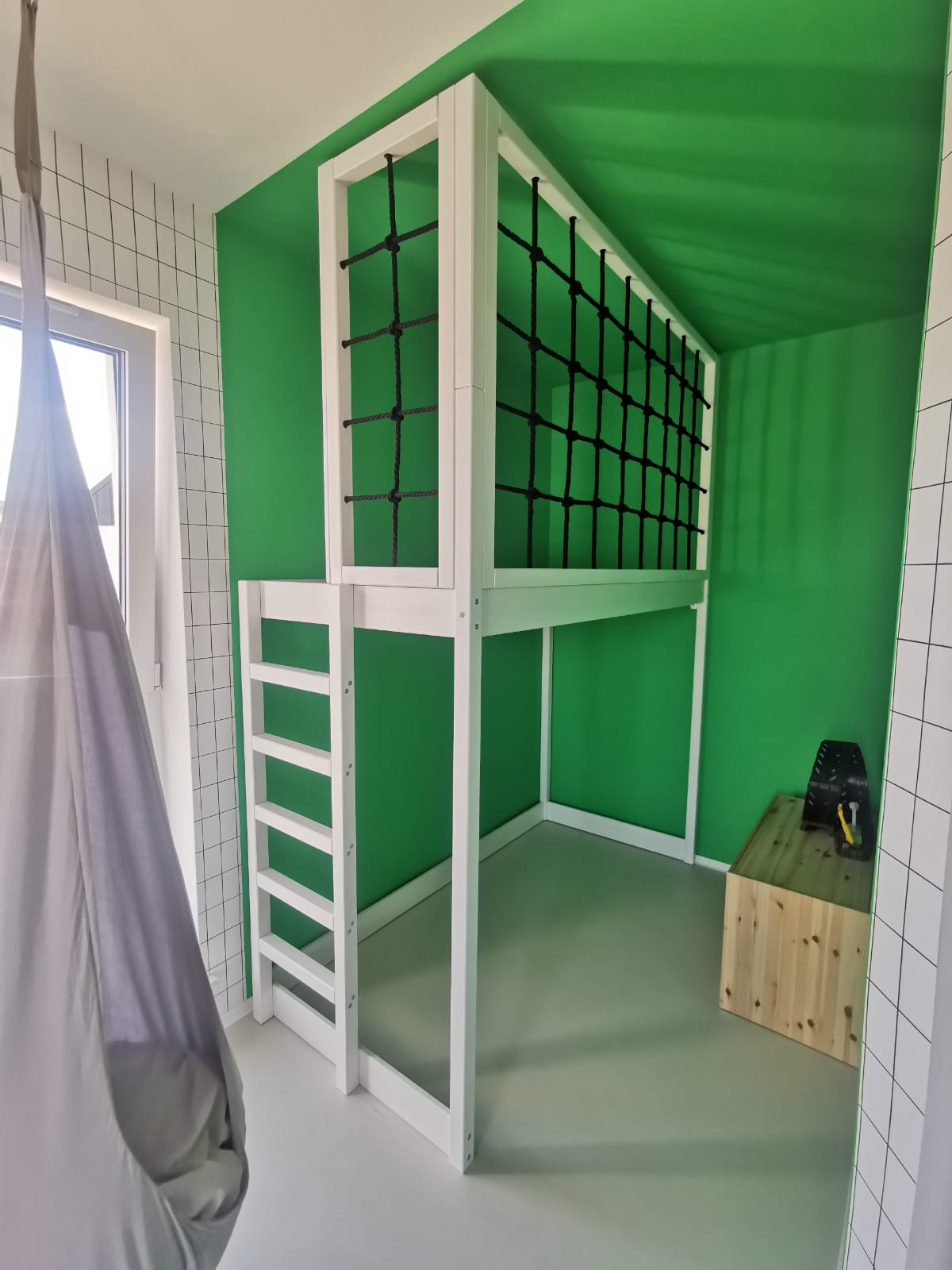 antresola ze sznurkowymi zabezpieczeniami antresola ze sznurkami