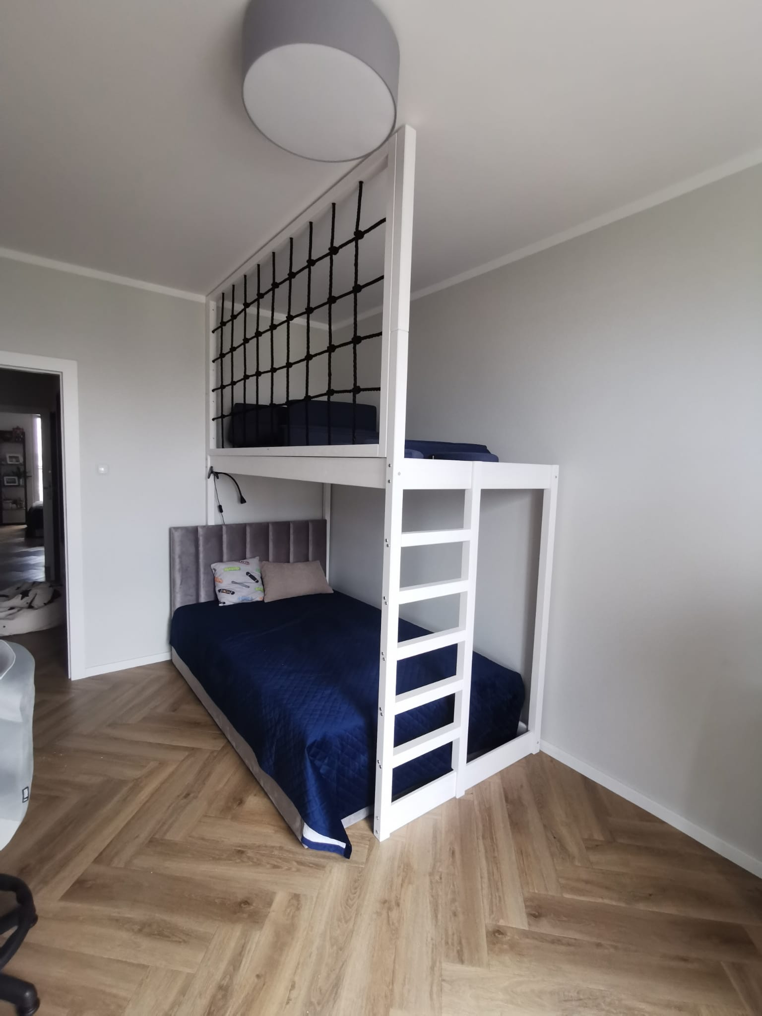 antresola ze sznurkowymi zabezpieczeniami 