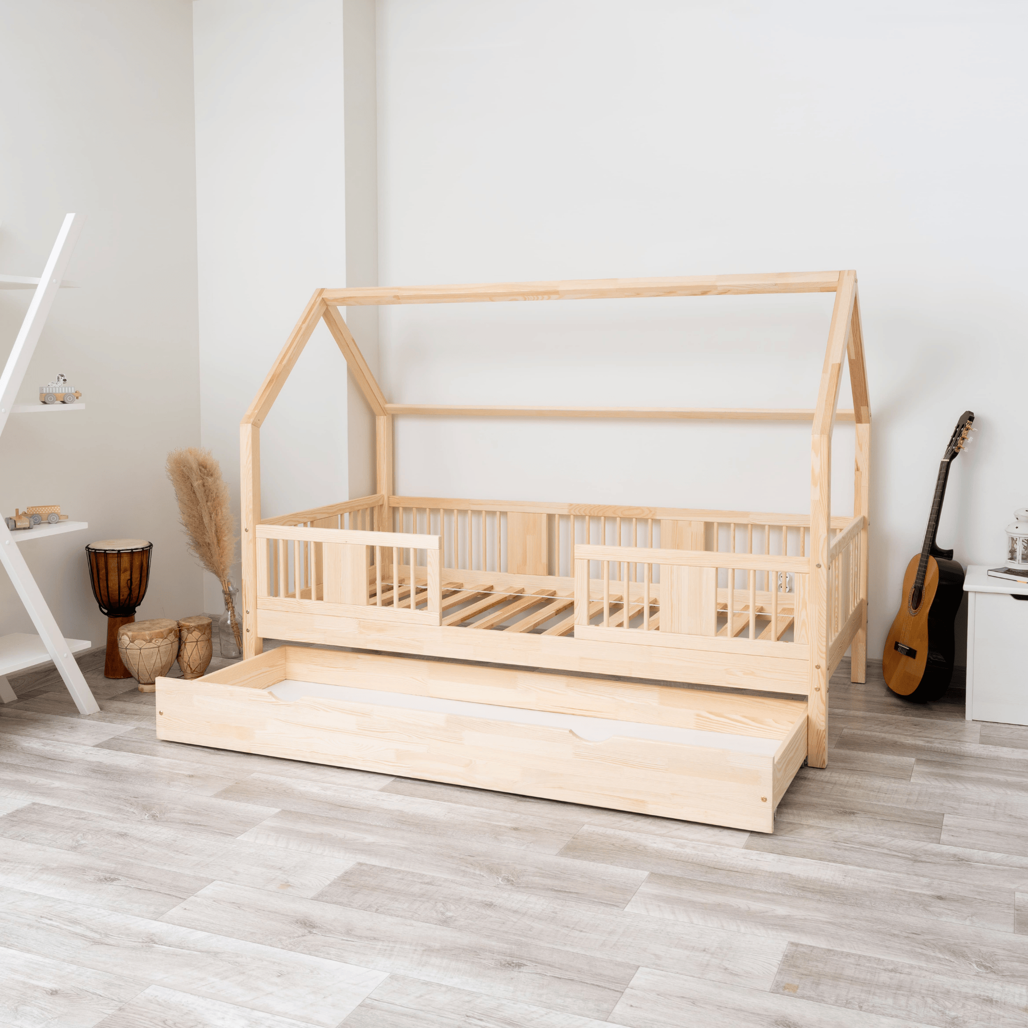 Łóżko domek z szufladami sosna (5) Łóżko domek z szufladami sosna (5)