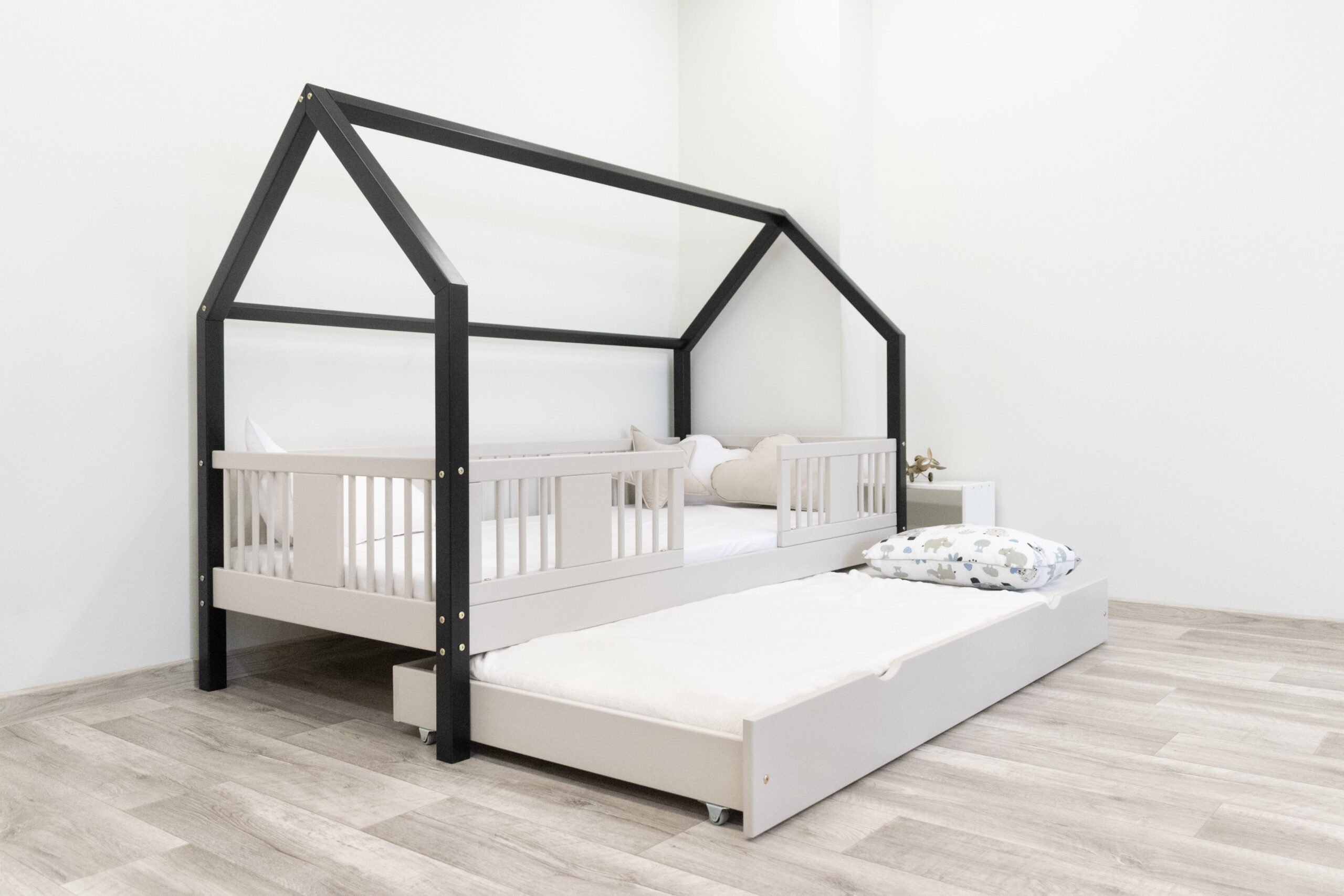 Łóżko w kształcie domku z szufladami (4) Łóżko w kształcie domku z szufladami (4)